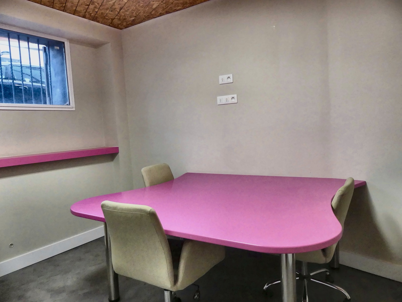 Bureau privé fermé, aménagé pour une petite équipe