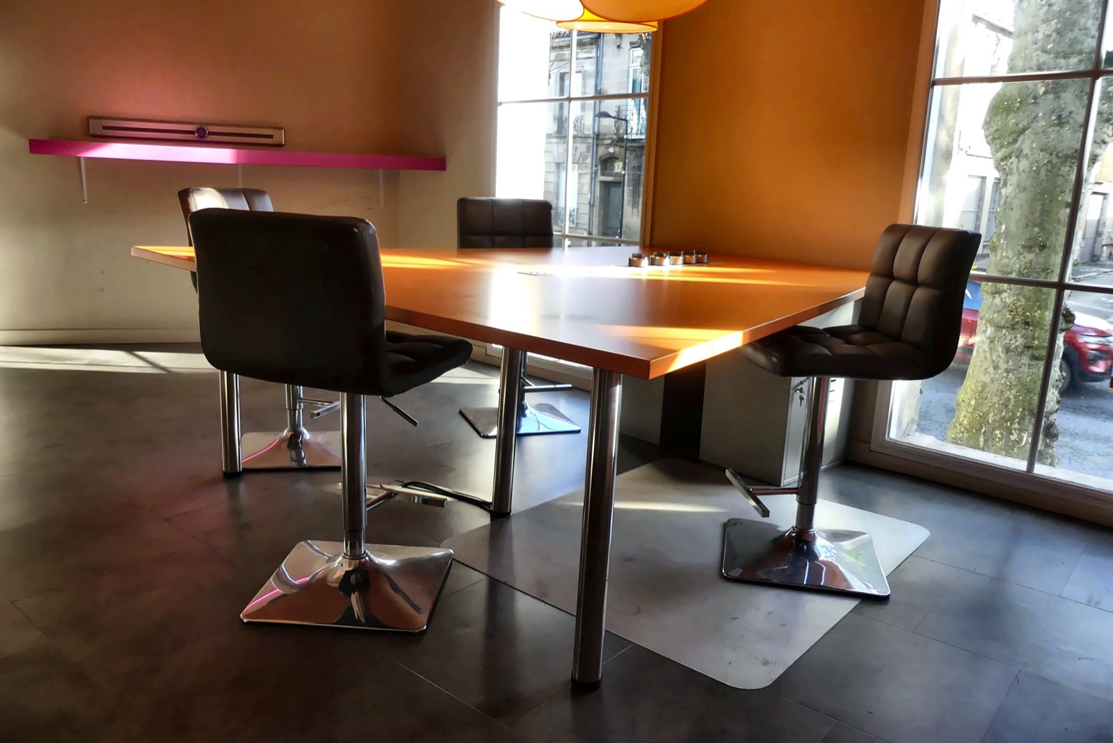 Espace de coworking baigné de lumière chez HealthSquare, vue sur la rue Judaïque
