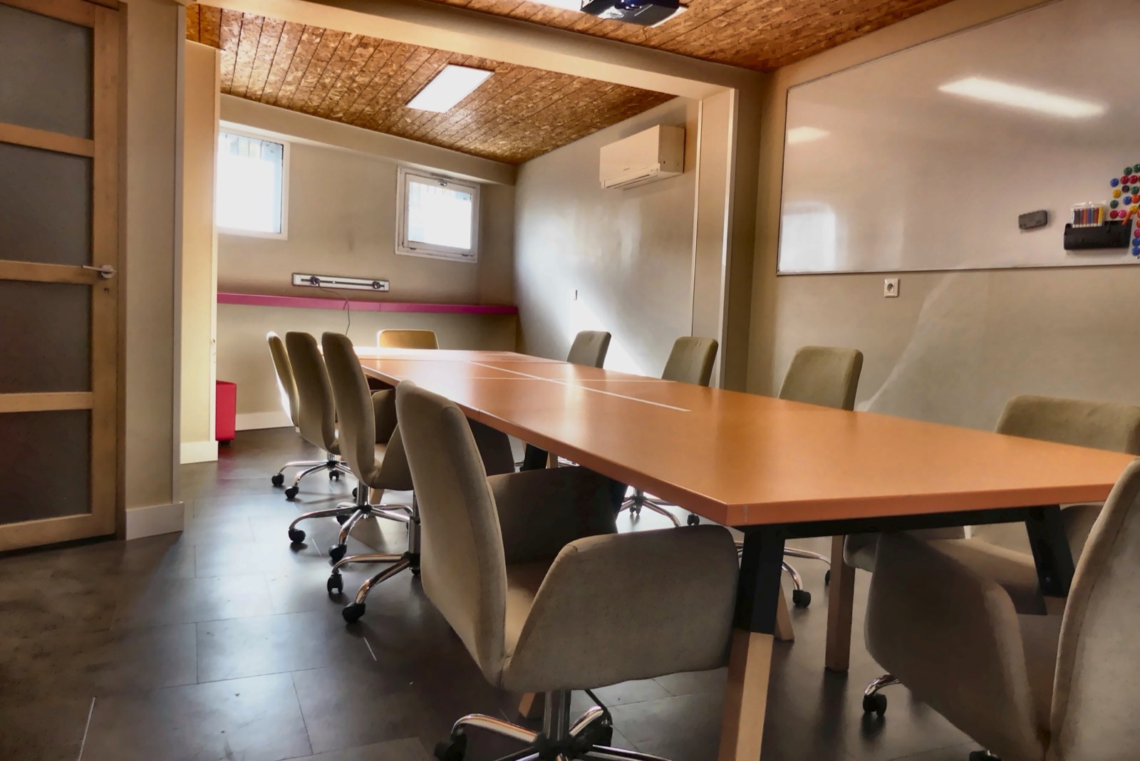 Salle de réunion pour 12 personnes avec vidéoprojecteur